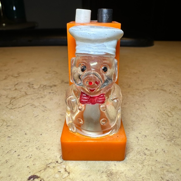 Vintage Salt and Pepper shakers - Picture 3 of 11